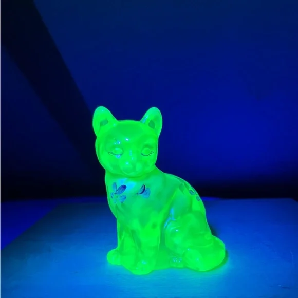 Sold!! Fenton Glass Hand Painted Topaz Opalescent Vaseline Glass Cat - Picture 2 of 8